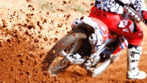 Leia mais sobre o artigo Saiba quais são os equipamentos e cuidados para praticar motocross